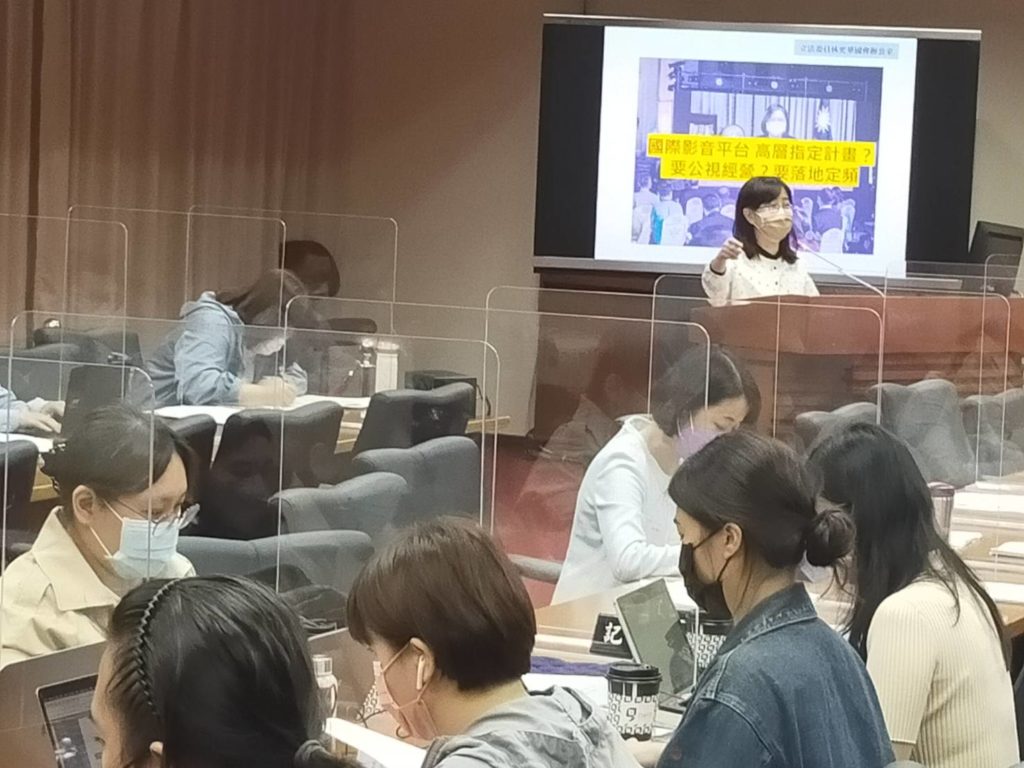 立委林奕華抨擊Taiwan Plus的設計初衷及營運目標改弦易張,是對立院的不尊重。(記者 辛澎祥/攝)