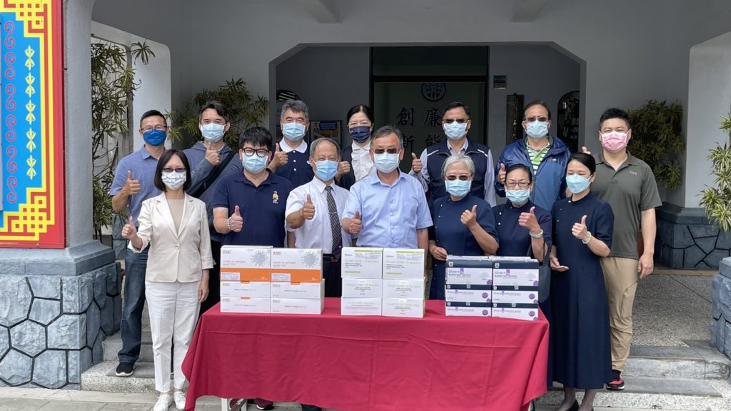澎湖縣長賴峰偉（前排中）與縣府觀光旅遊處長陳美齡（前排左一）會同民間機構展現防疫決心。澎湖旅行公會代表共同以捐贈防疫關懷包及快篩劑來進行防疫工作。