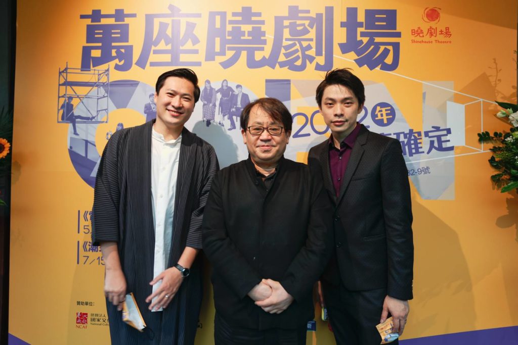 朱宗慶(中)為曉劇場的兩位靈魂人物加油打氣。