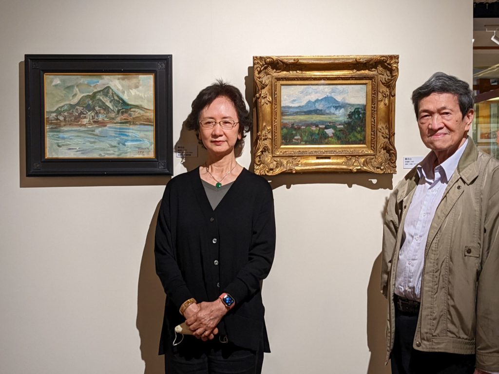 同場展出以觀音山為主題的李梅樹作品(右)與楊造化作品(左)