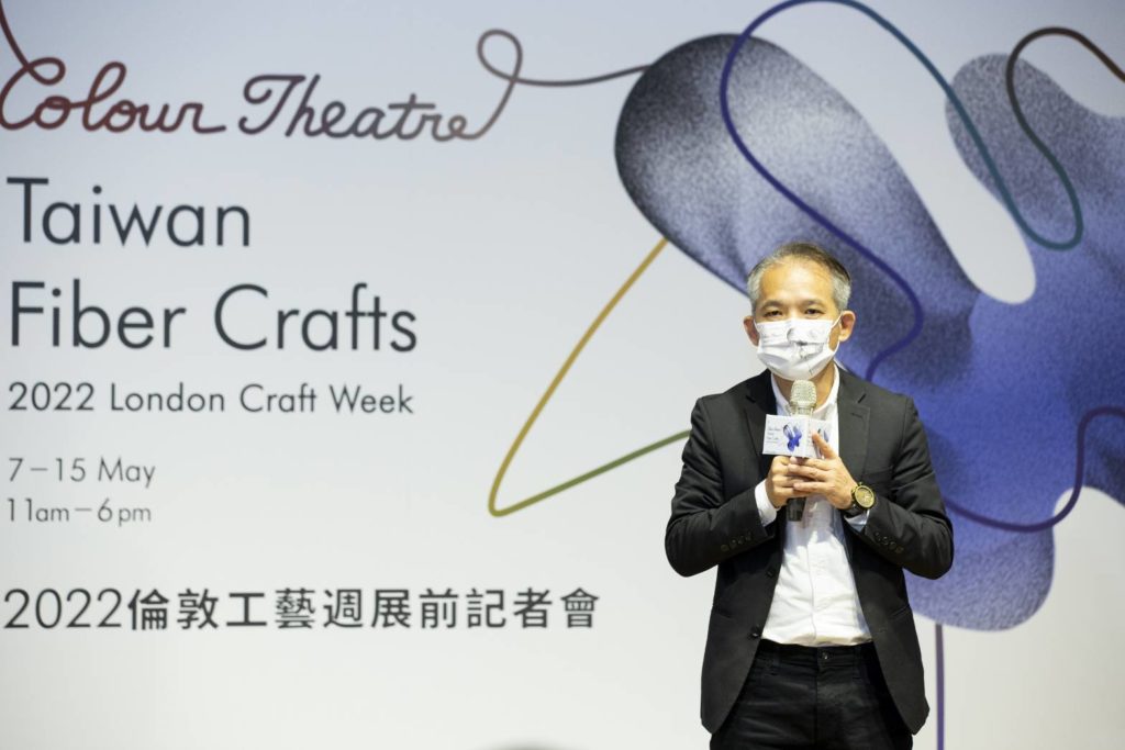 國立工藝中心主任張仁吉表示,以臺灣纖維及天然染色工藝參展是工藝發展歷程的一大突破。(記者 辛澎祥/攝)