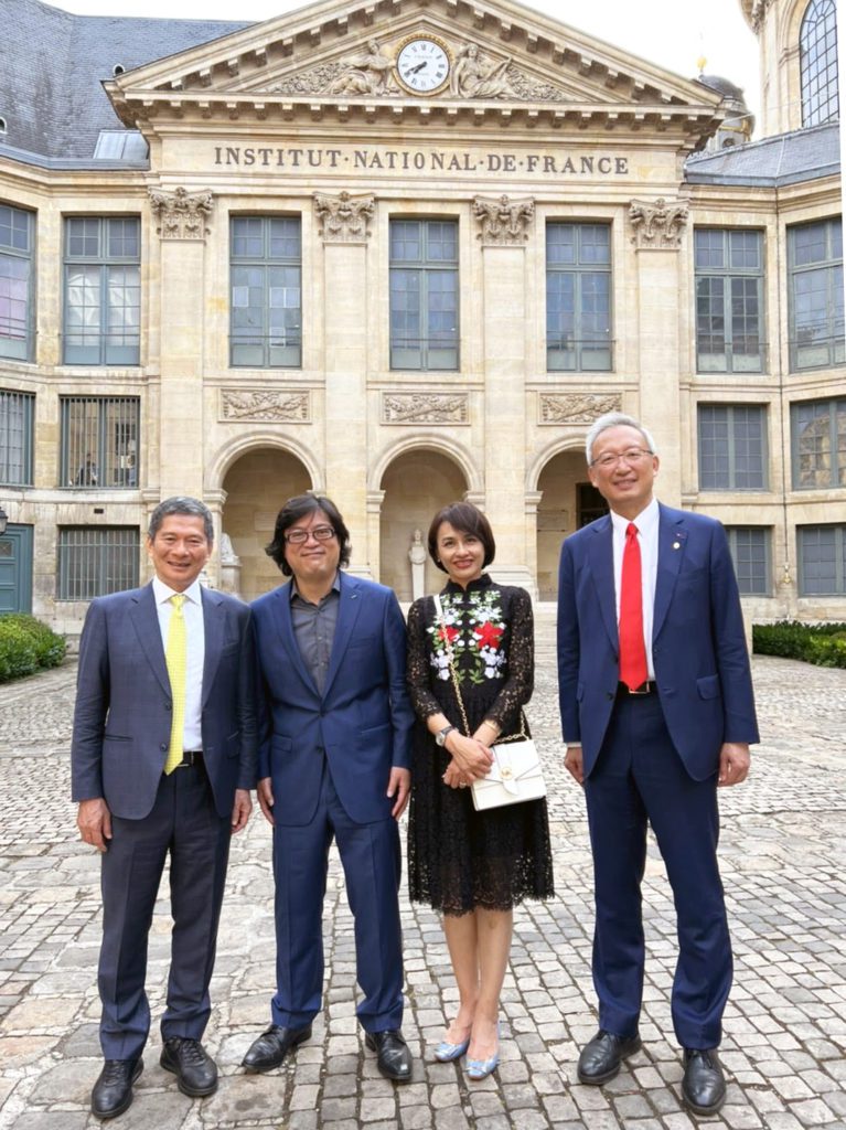 臺法文化獎得獎人吳坤墉（左2）與文化部長李永得（左1）、駐法代表吳志中（右1）、立法委員邱議瑩合影