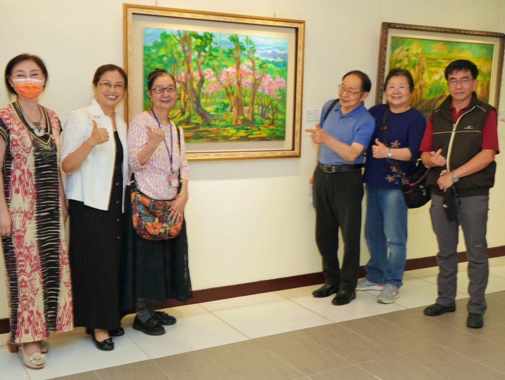 畫會理事長林育州(左一)與參展會員們開心合影。(記者 辛澎祥/攝)