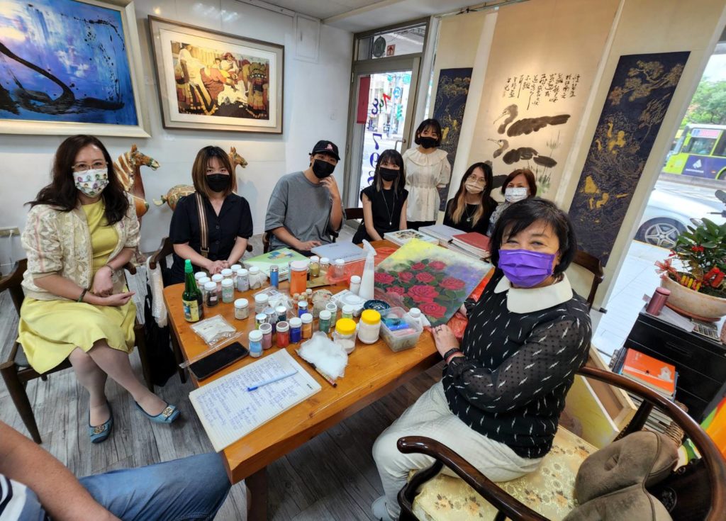 ▲膠彩畫特展工作坊的舉辦，在師生、畫廊與媒體平台的整合呈現下，樹立藝術推廣的正面效益。（記者 詹美絨/攝）