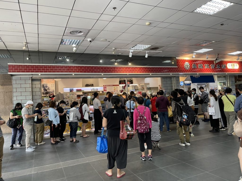 民眾大排長龍,為的是搶購台鐵便當造型一卡通商品。(圖/臺鐵局提供)