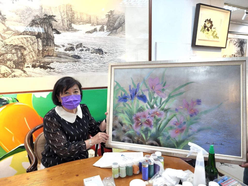 ▲知名膠彩畫家陳嬋娟老師，主持膠彩畫工作坊，以自身創作經驗與大家分享。（記者 詹美絨/攝）