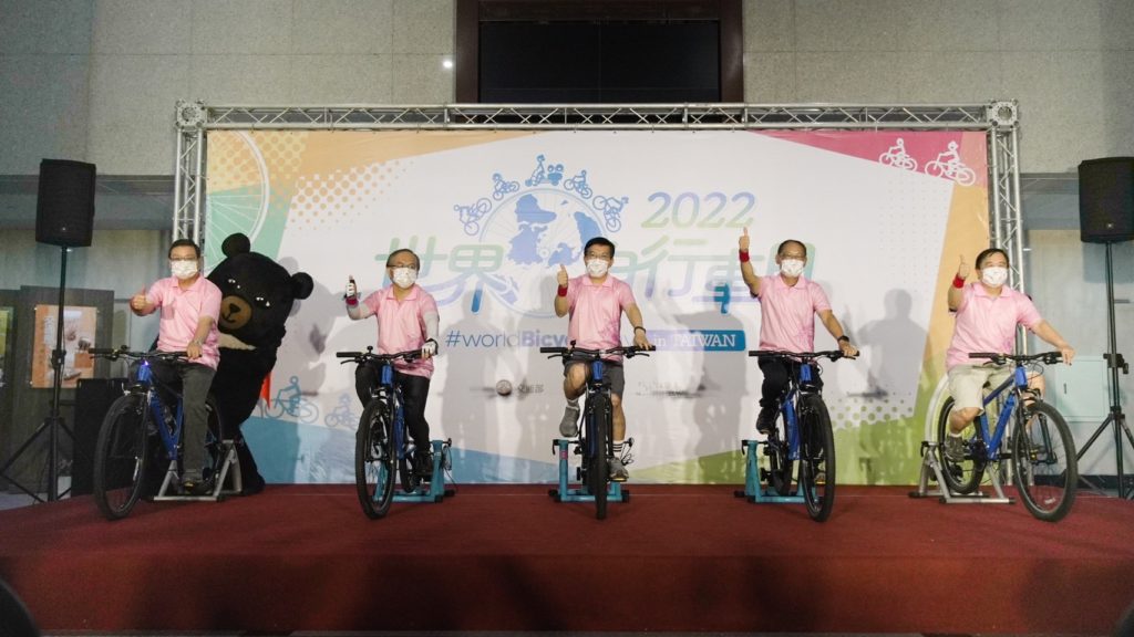 ▲王國材部長(中)身先士卒騎上自行車呼應世界自行車日活動。