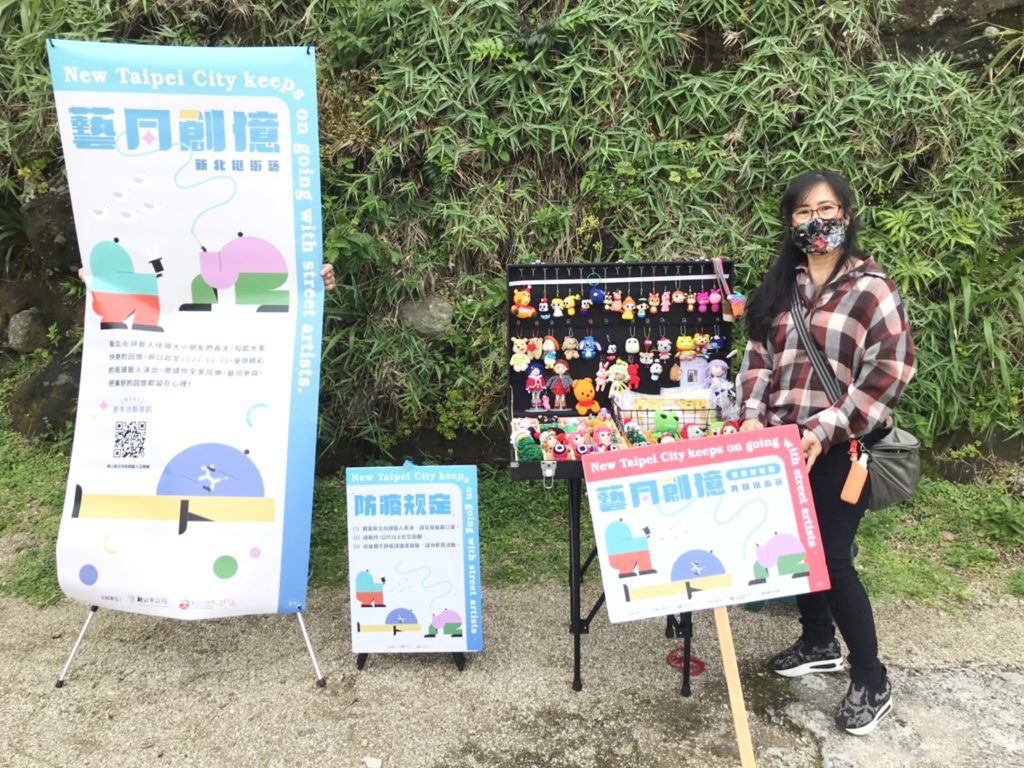 新北市文化局媒合工藝藝術類街頭藝人張麗淳赴觀光景點石門洞，展現毛線編織即興創作布花創作