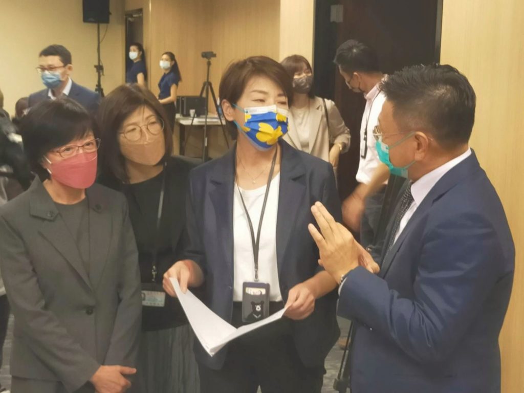 外貿協會代表向黃珊珊(右二)簡介產業發展現況。(記者 辛澎祥/攝)