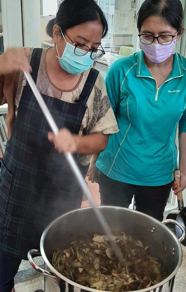 張學敏老師(左)指導福木染色技巧。