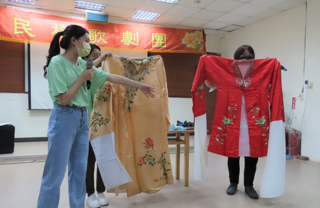 ▲民權歌劇團介紹歌仔戲生、旦以及小道具等服飾行當。(圖/文化局提供)