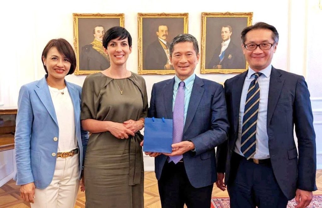 文化部長李永得(右二)與捷克眾議院議長艾達莫娃會面,展現兩國文化交流的願景。(圖/文化部 提供)