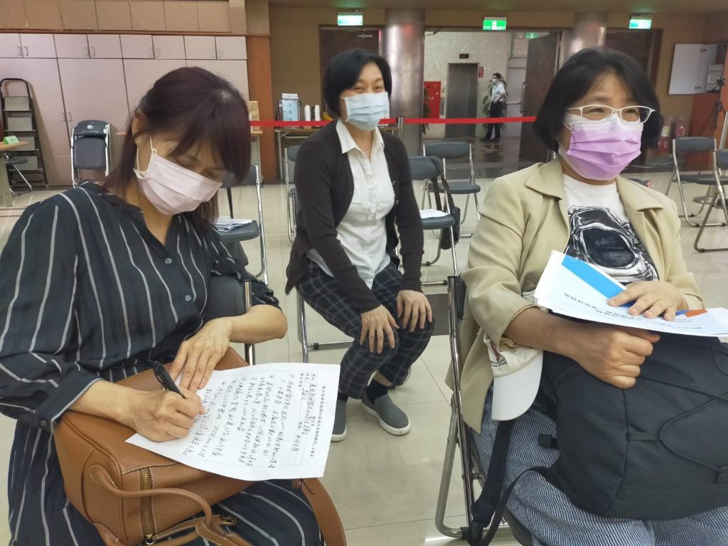 產業界菁英的美國商會代表李敏(左起)有線寬頻協會秘書長彭淑芬與衞星電視公會秘書長陳依玫在公聽會上顯得有備而來。(記者 辛澎祥/攝)
