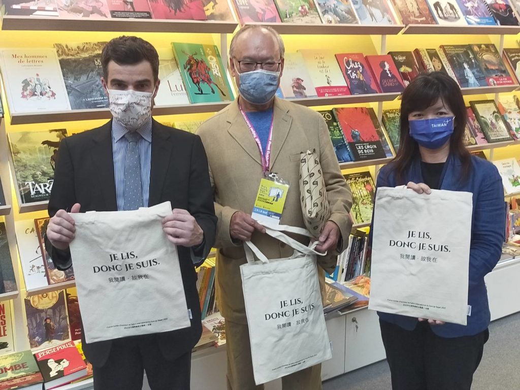 法國在台協會處長柯柏睿(左起)台北書展基金會董事長林訓民與文化部次長李靜慧,展前大力行銷書展活動。(記者 辛澎祥/攝)