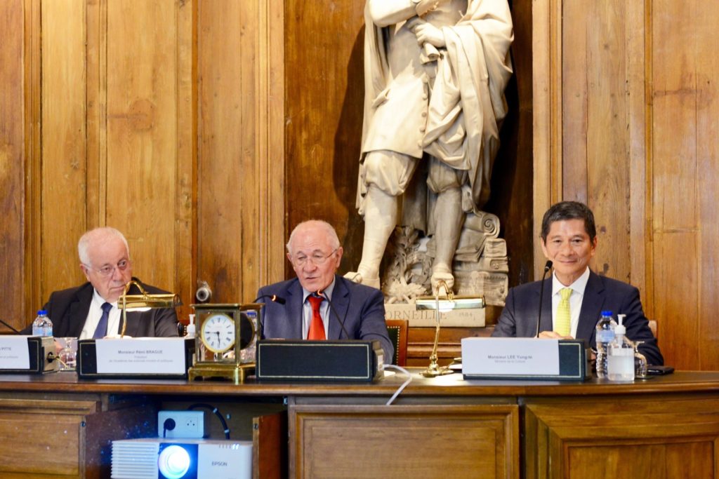 法蘭西學院人文政治科學院（Académie_des_Sciences_Morales_et_Politiques）年度主席布哈格（Rémi_Brague，中）及終身秘書皮特（Jean-Robert_Pitte，左）、文化部長李永得共同主持臺法文化獎