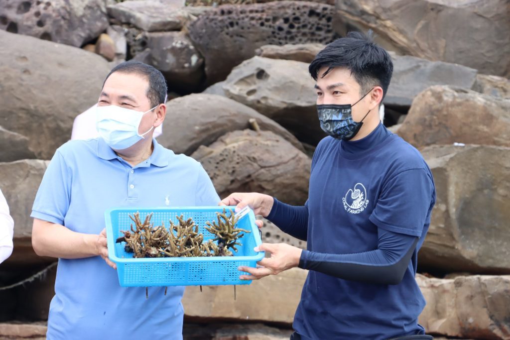 侯友宜市長(左)對海洋造林珊瑚復育行動表達重視與關切。