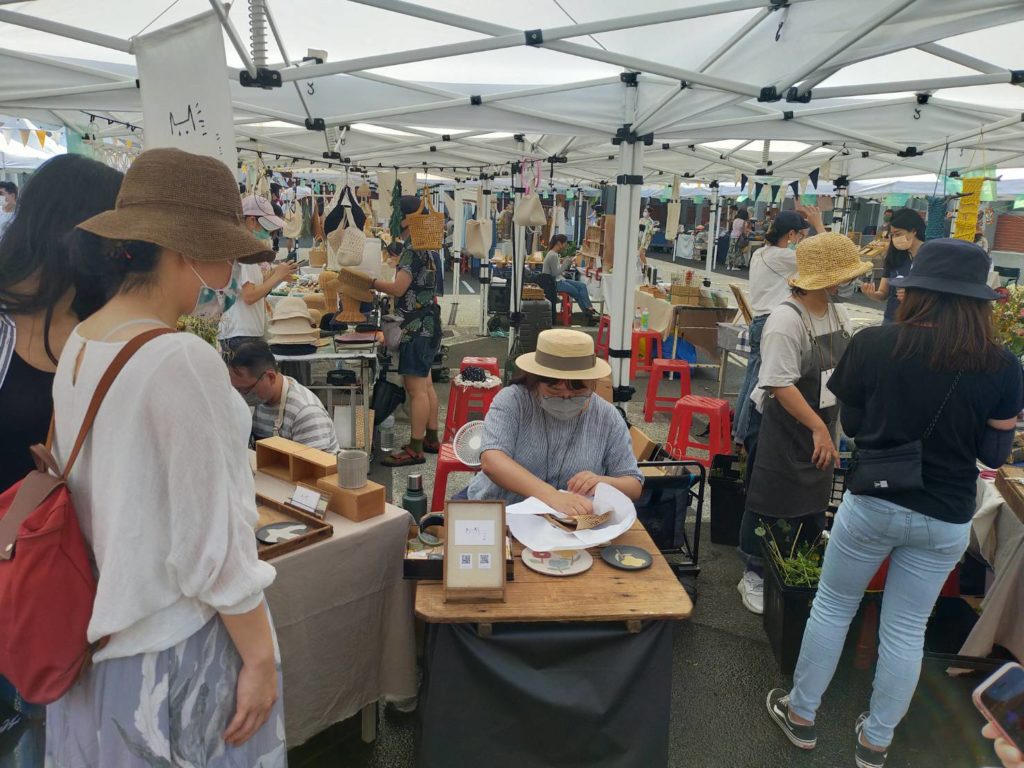 空總夏藝站的人潮湧現,與創作者縝密互動。(記者 辛澎祥/攝)