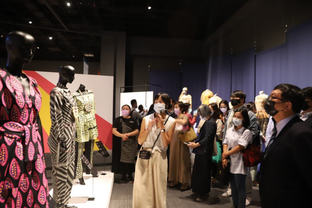 ▲與會貴賓參觀所展出深具文化與時尚的服飾藝術。（圖/文化部 提供）