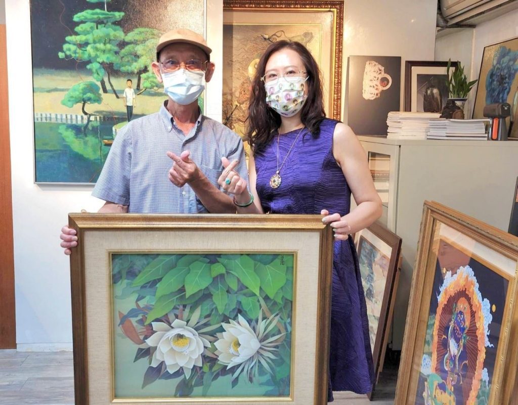 ▲趙世傳老師（左）與台北798畫廊董事長陳碧玉在工作坊現場合影留念，格外開心。（攝影/詹美絨）