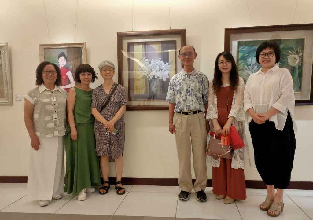 楊金玉(左起)許淑勤、賴明珠教授、趙世傳老師、徐子涵老師及林秀鑾,在膠彩畫界情誼深厚。(攝影/詹美絨)