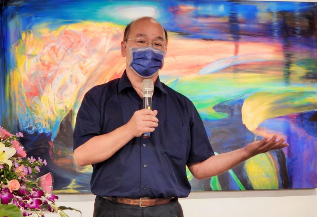 李錫佳教授在個展開幕式上說明以心體為美轉化主客意象的創作主軸，令人印象深刻。（記者 辛澎祥/攝）