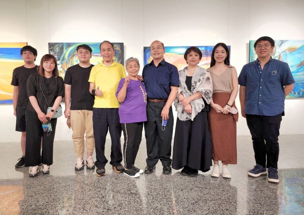 李錫佳教授舉辦彰化個展，家族成員前來道賀。（記者 辛澎祥/攝）