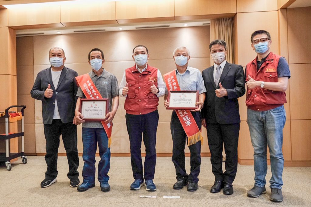 ▲侯友宜市長（左三）對新北筍王的得獎人表達道賀之意。（圖/新北農業局 提供）