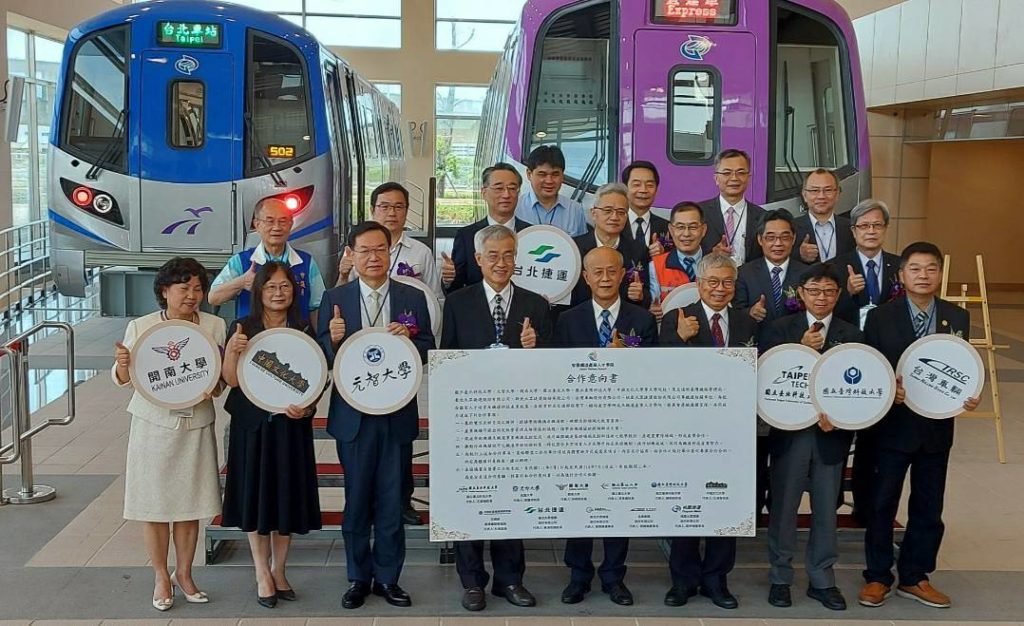 ▲大學院校、運輸機構等相關軌道單位共同完成簽約儀式，象徵智慧鐵道產業再升級。（圖/交通部提供）