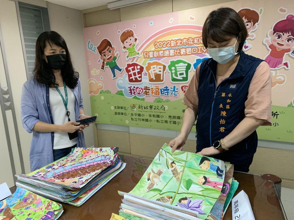 ▲陳怡君區長（右）對這次活動的踴躍性顯得十分開心。（圖/中嘉新視波 提供）