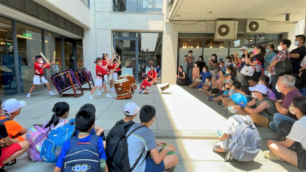▲展覽開幕活動,臺日籍小朋友帶來太鼓演出,祝福大家幸福快樂。(圖/陶博館提供)
