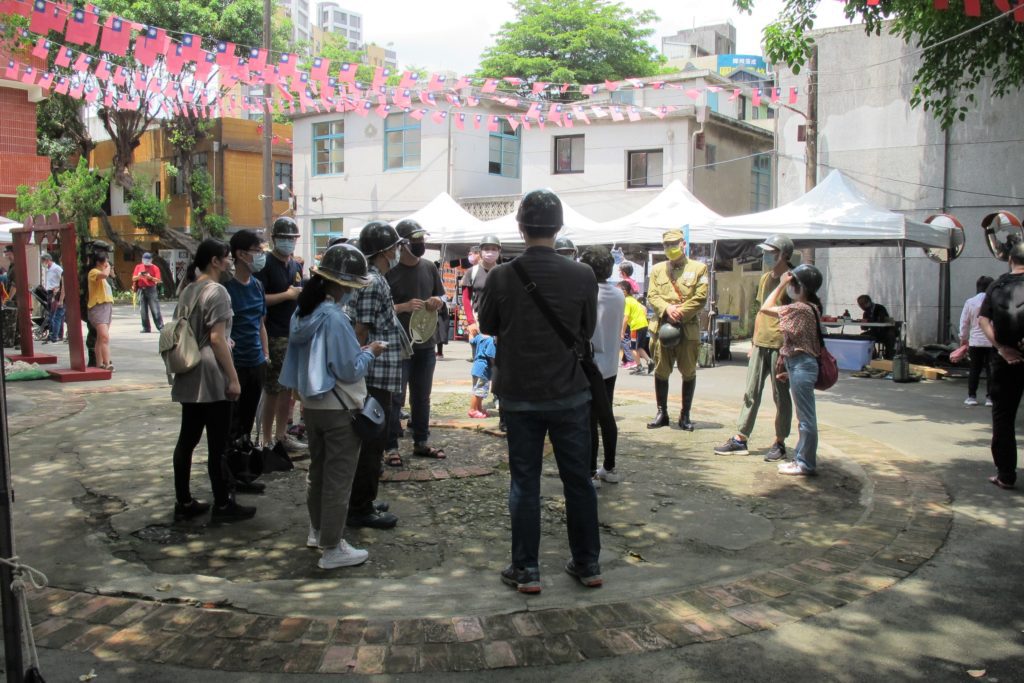 ▲參觀地下甬道前,遊客中心導覽人員會先講解歷史小故事 。(圖/文化局提供)