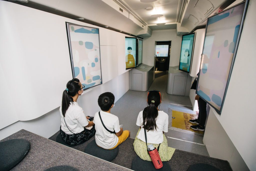 ▲退役公車改造成的類美術館空間,歡迎大小朋友前來一探究竟。(圖/文化局提供)