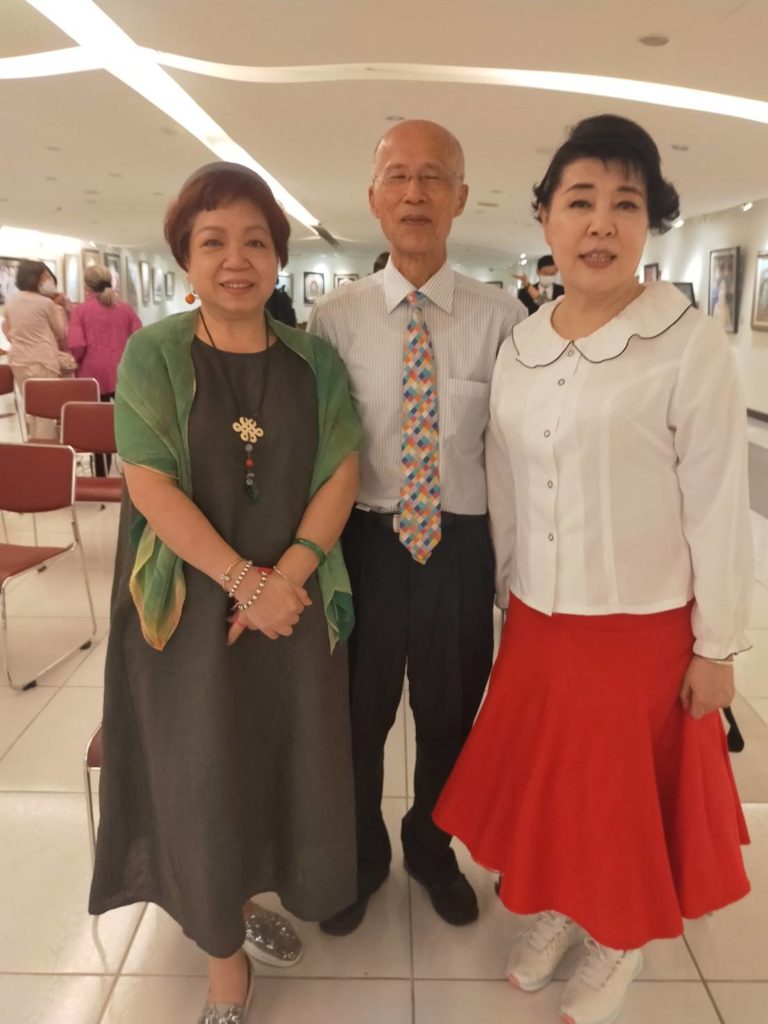 ▲簡文秀教授（右）與前駐法大使呂慶龍（中）及王維妮館長開心合影。（圖/詹美絨攝）