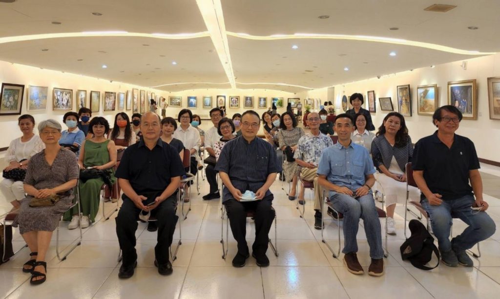 文化部政務次長蕭宗煌(前排中)與出席演講及座談會的講者及藝術家們合影留念。(攝影/詹美絨)