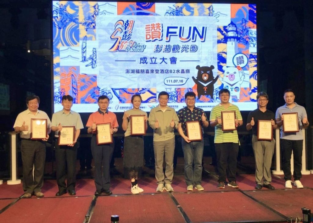 王國材部長(中)與業者代表合影留念。(圖/觀光局 提供)