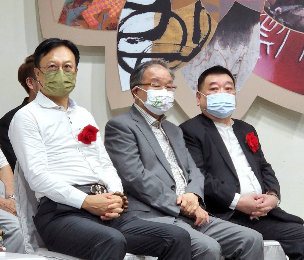 ▲前彰化縣長卓伯源（左起）中華書學會會長張炳煌教授與洪村騫總裁皆為多年摯友。（記者 辛澎祥/攝）