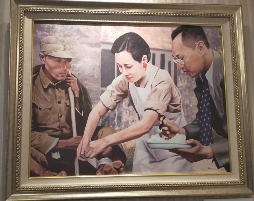 ▲蔣夫人為傷兵療傷的畫面。（圖/中華民族抗戰紀念協會 提供）