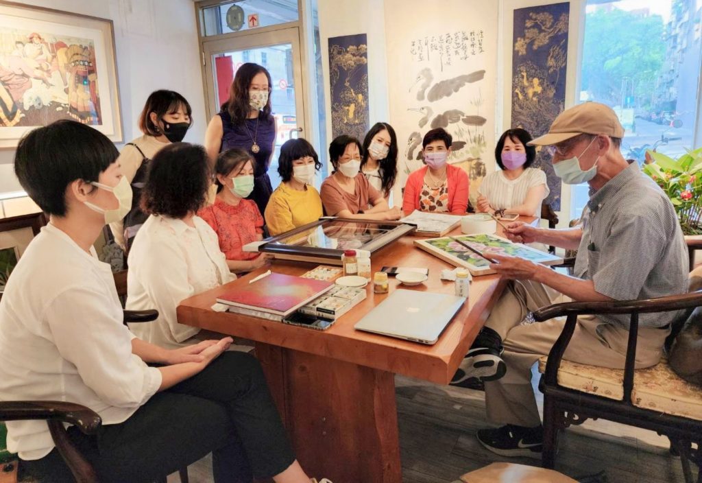 ▲趙世傳老師（右）從膠彩畫發展脈絡對應他作品的創作技法轉變，與學生們交流分享。（攝影/詹美絨）