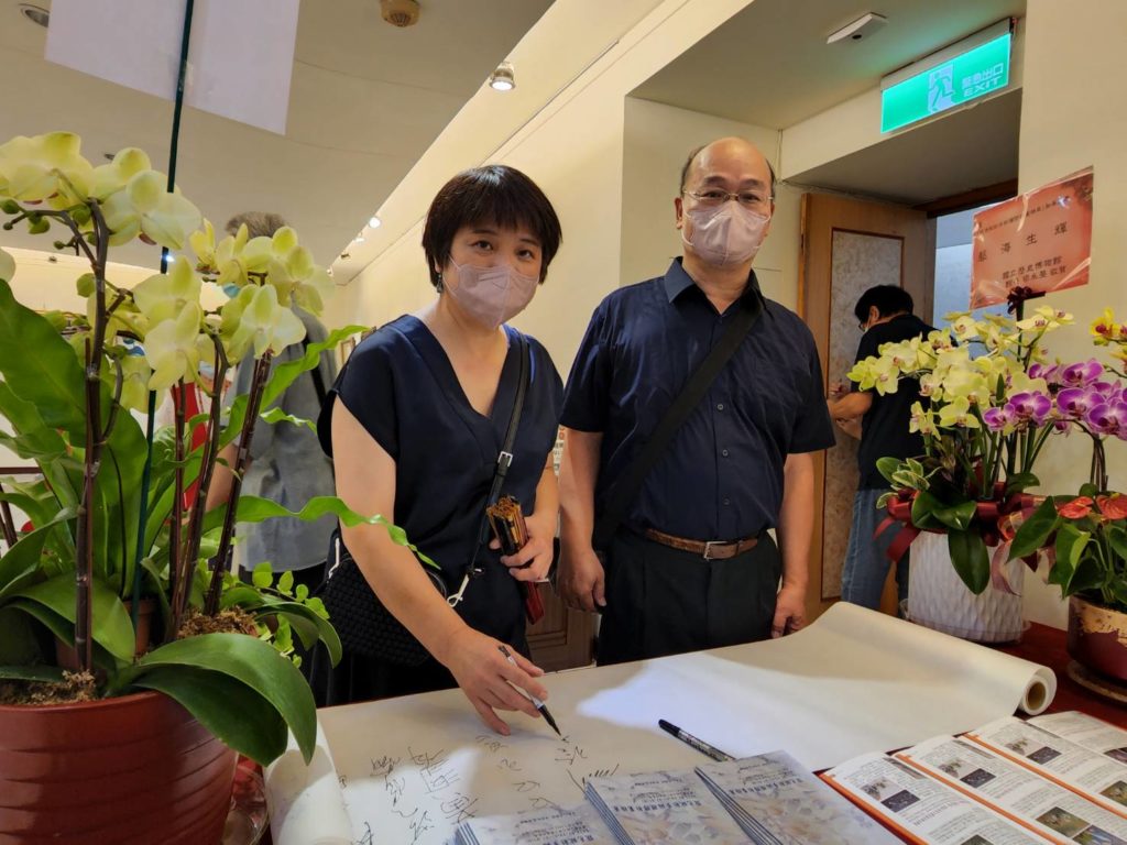 中國文化大學美術系所教授李錫佳(右)與膠彩畫家的夫人劉玲利教授,共同出席活動開幕式。(攝影/詹美絨)
