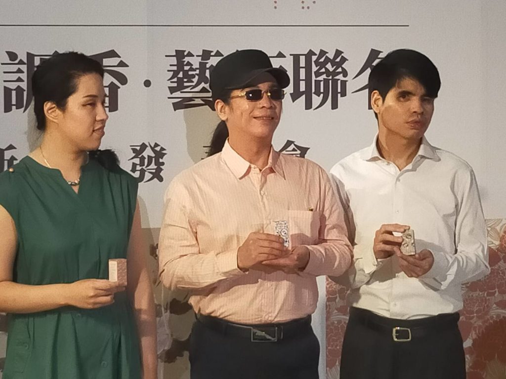 ▲三位調香師在會場分享從精油媒介而發生的感人故事。(記者 辛澎祥/攝)