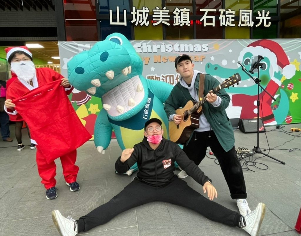 ▲鱷魚變裝踩街,經票選鱷魚變裝最具特色者,最高享6000元,凡參加者即可獲得200元石碇商圈購物金。(圖/經發局提供)