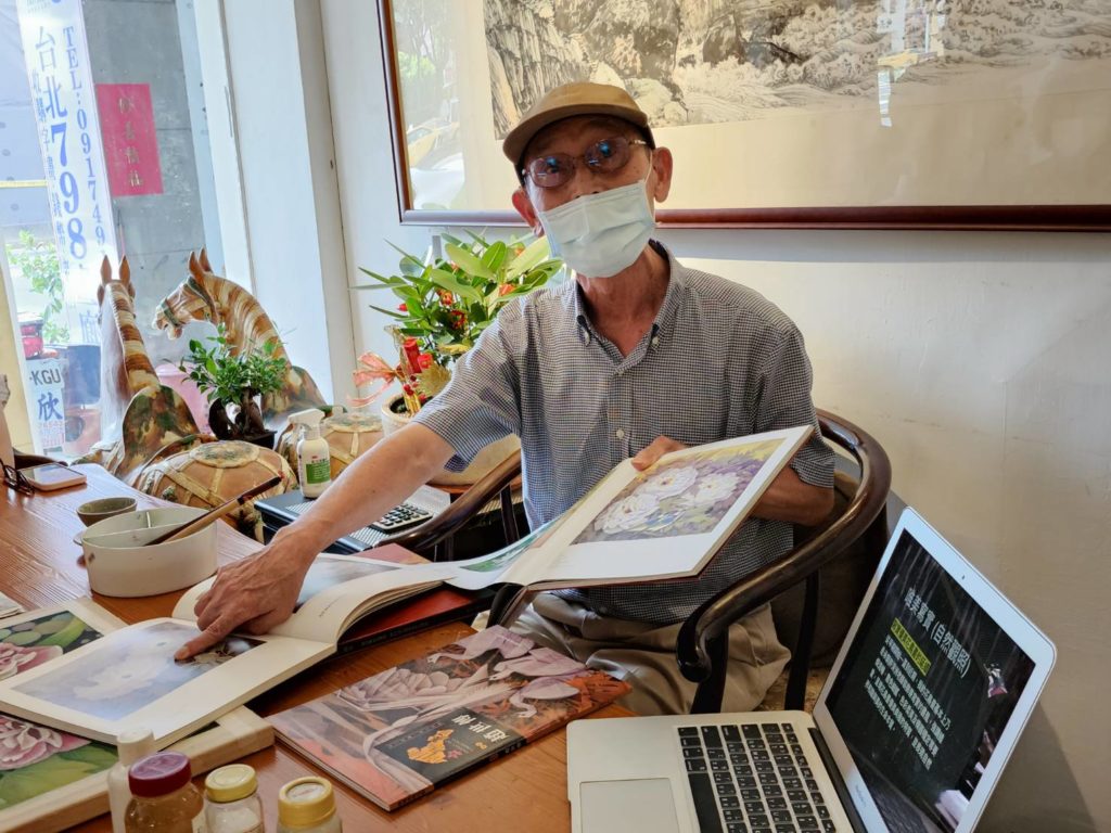 ▲知名膠彩畫家趙世傳主持膠彩畫工作坊，展現他豐沛專業創作的歷程，讓人崇敬備至。（攝影/詹美絨）