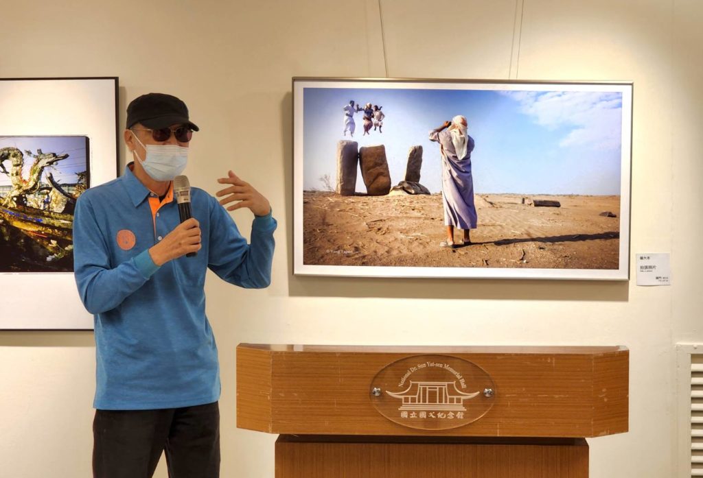 ▲攝影家楊大本特別說明他的作品拍攝過程的技巧與時機的掌握。（圖/詹美絨 攝）