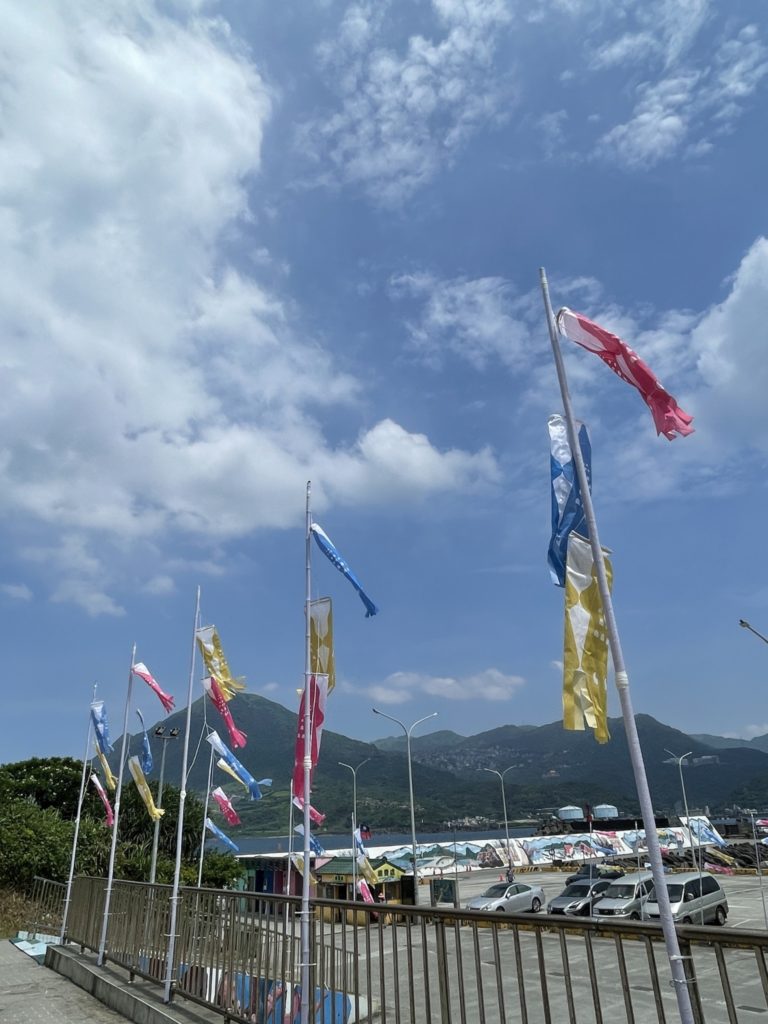 漁港周邊掛設的小卷旗