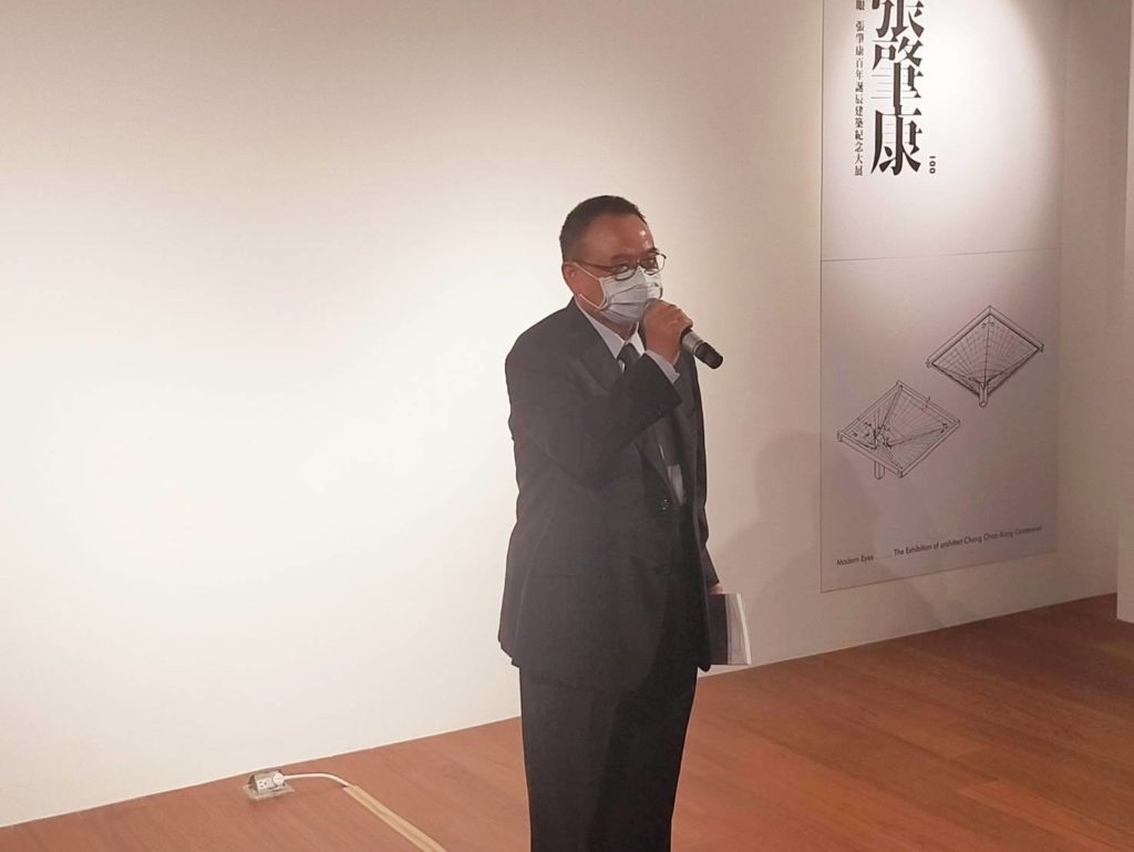 文化部次長蕭宗煌以張肇康在華人建築史上的成就與在場建築人分享榮耀。(記者 辛澎祥/攝)