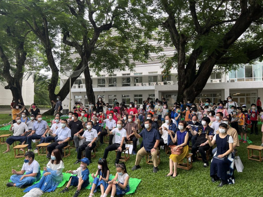 ▲出席活動的工藝界人士與民眾以大合照合影留念。（圖/工藝中心 提供）