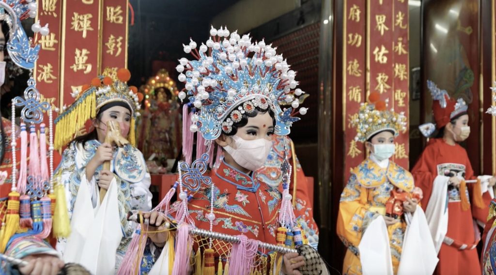 孩童們扮演歌仔戲劇中人物角色,有模有樣。(圖/文化部 提供)