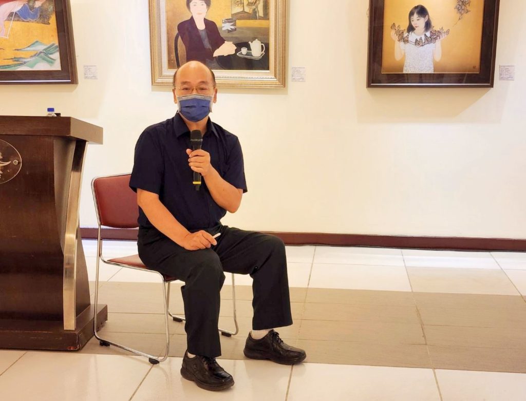 ▲李錫佳教授演講時以陳進女士的膠彩藝術為主題，精闢見解並搭配豐富圖文，即具參考價值。（攝影/詹美絨 ）