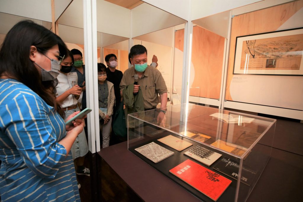 ▲展覽作品在導覽下引起與會高度關注。（圖/文化部 提供）