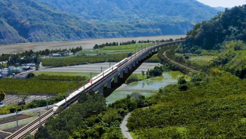 ▲提昇鐵路運輸效能的花東鐵路電氣化。（圖/台鐵 提供）
